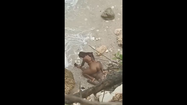 Grabe a mi Hermana follando con su Novio en la Playa – Allxporno.com