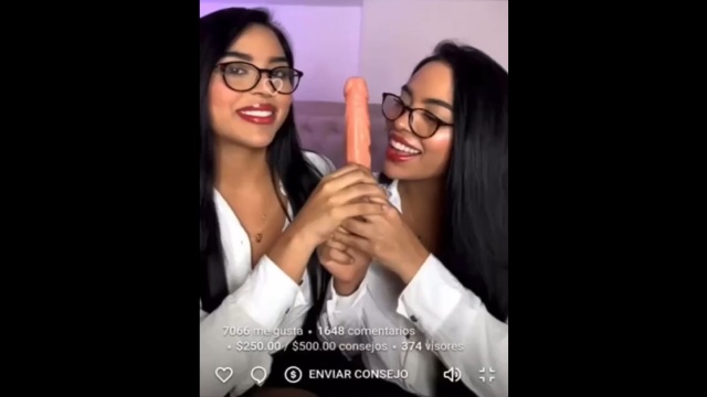 Las Gemelas Abello Mamando Dildo en un Live – Allxporno.com