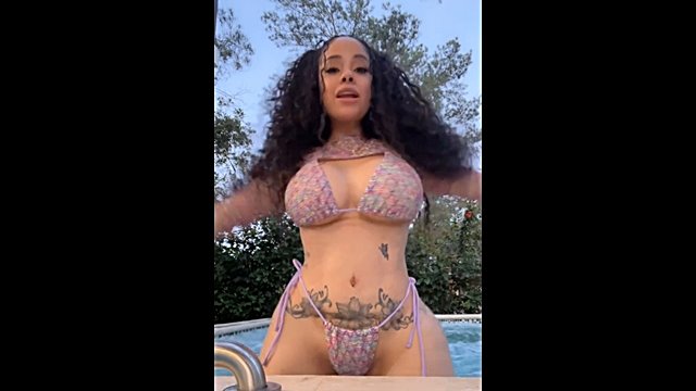 La Insuperable Super Cachonda en la Piscina – Allxporno.com